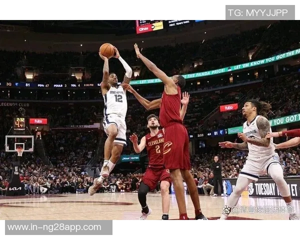 攻防兼备的双星表现莫布里20分6板5助阿伦19分12板助力球队胜利