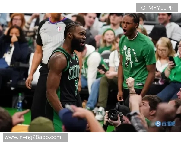 杰伦布朗意外撞击K乔治白T恤沾满发际线粉成新焦点 杰伦布朗意外撞击K乔治白T恤沾满发际线粉成新焦点